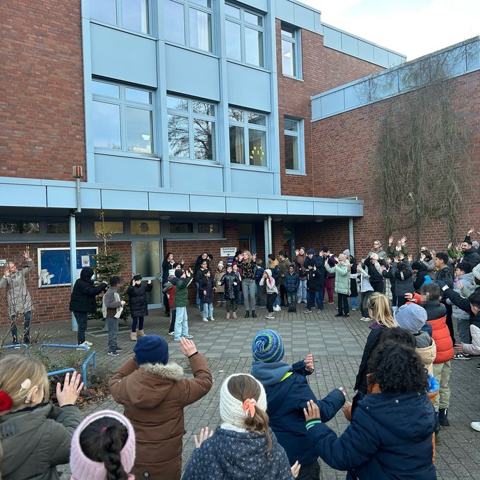 Adventssingen auf dem Schulhof 2025 (vergrößerte Bildansicht wird geöffnet)