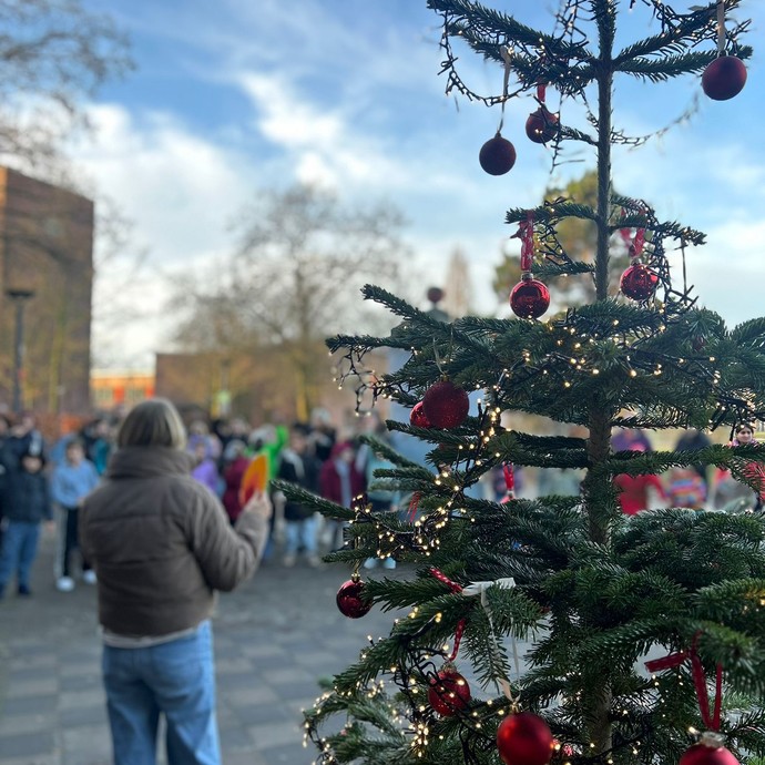 Adventssingen auf dem Schulhof 2025 (vergrößerte Bildansicht wird geöffnet)