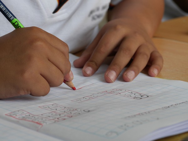 Ein Kind erledigt eine Mathematik-Aufgabe