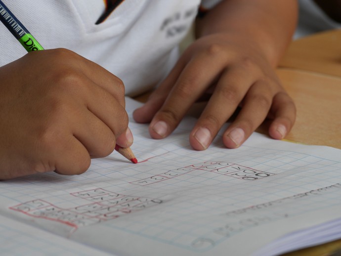 Ein Kind schreibt ins Matheheft