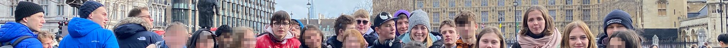 Eine Gruppe von Schüler:innen steht vor dem Big Ben in London. Manche Gesichter sind nicht zu erkennen.