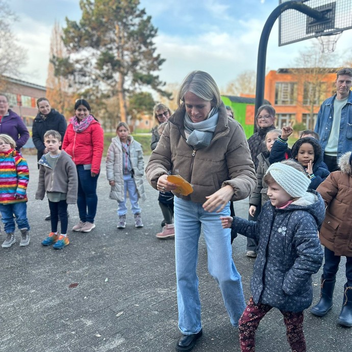 Adventssingen auf dem Schulhof 2025 (vergrößerte Bildansicht wird geöffnet)