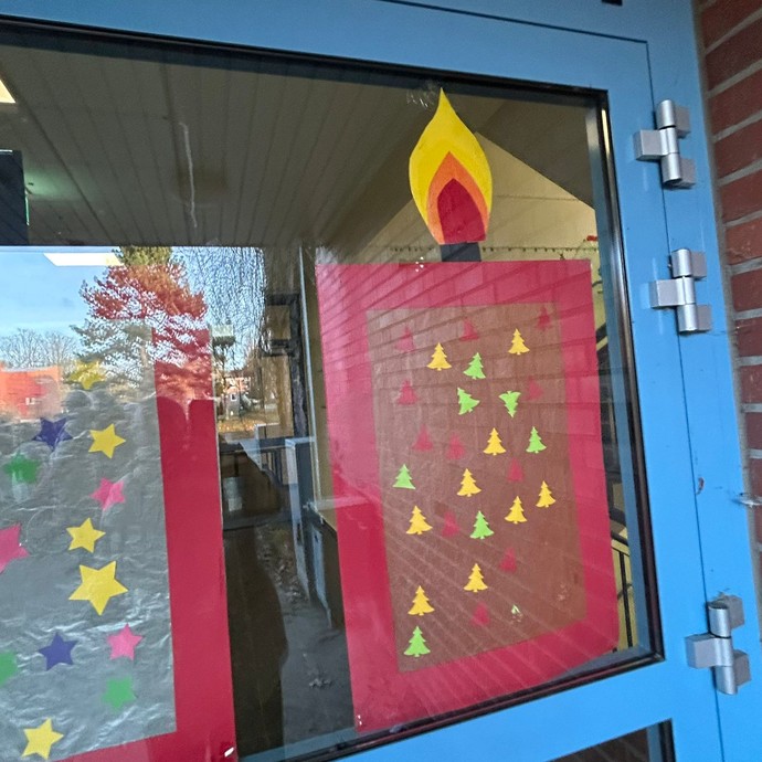 Adventssingen auf dem Schulhof 2025 (vergrößerte Bildansicht wird geöffnet)